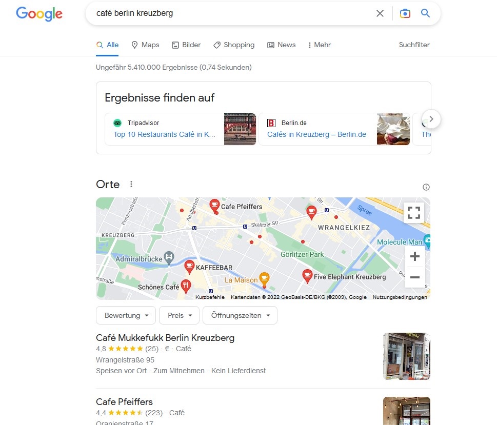Ein Screenshot von einer Suchergebnisseite mit Local Pack bei Google mit der Suchanfrage nach einem Café in Kreuzberg.