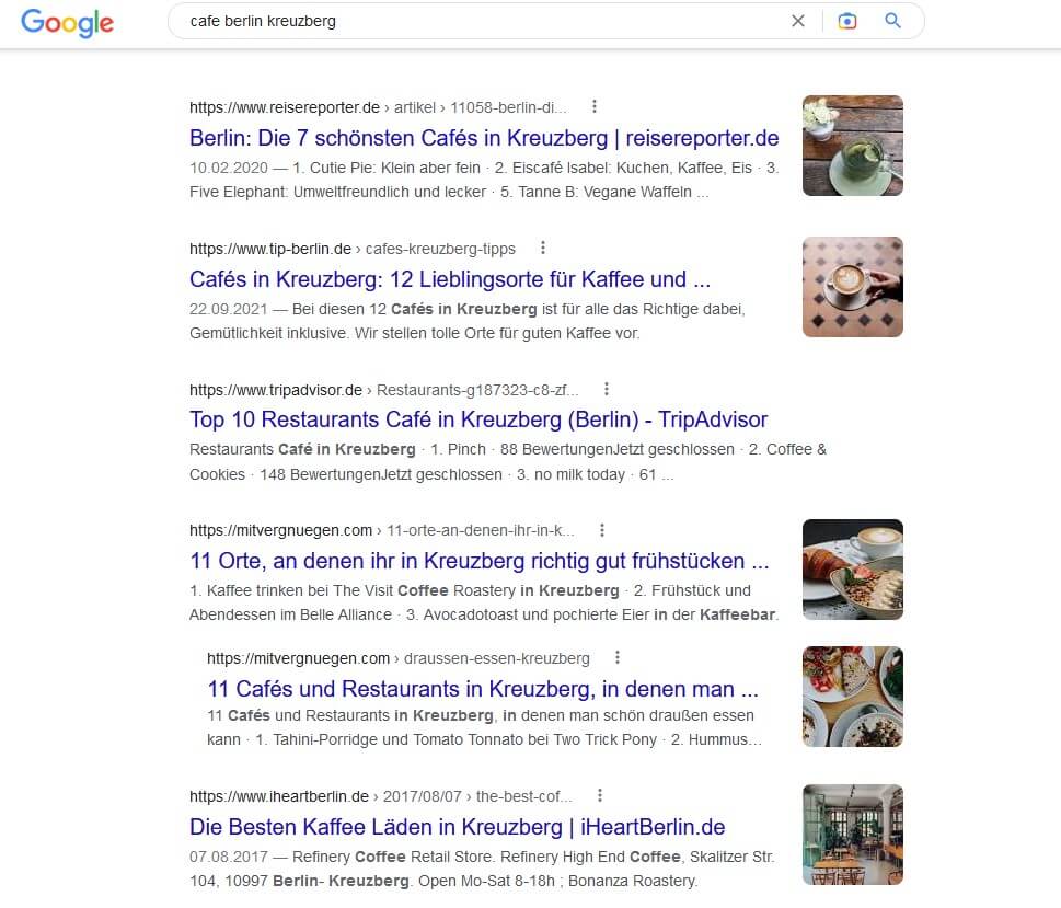 Ein Screenshot einer Google-Suchanfrage nach einem Café in Berlin Kreuzberg. Die Suchergebnisse werden untereinander ohne Local Pack angezeigt.